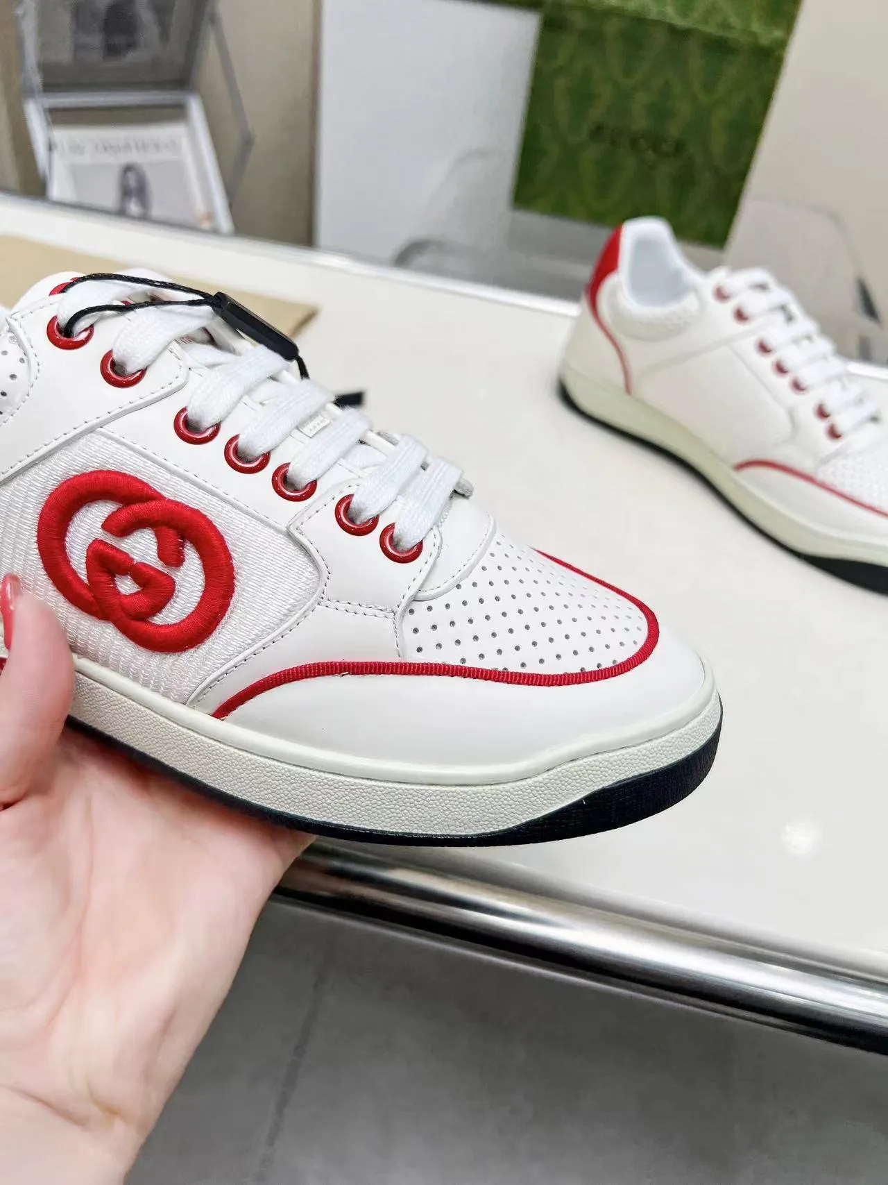 P620 💞💞Gucci G Home’s latest popular sports shoes, couple’s style, casual, retro white shoes 🌸🌸🌸 New popular series. The exquisite and compact interlocking double G logo romantically interprets the aesthetic concept of this series. Made of off-white leather, retro inspiration is cleverly blended into the sneaker design to reinterpret the brand logo. Exquisitely packaged at the delivery counter 🛍📦 ▪️Fabric: Original custom-made imported first-layer cowhide leather ▪️Lining: Original custom-made imported cowhide lining ▪️Outsole: Original molded two-color TPU outsole ▪️Size: Women's 35-40 / Men's 39-45